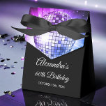 Caja Para Regalos Fiesta de cumpleaños número 70 de la púrpura 60, b<br><div class="desc">Haga que sus huéspedes se sientan como estrellas de la discoteca con nuestra Caja de Favor Disco Ball Purple 60th Birthday Party 70's. Estas cajas de favores son la manera perfecta de enviar a sus amigos y familia a casa con un toque de nostalgia de los años 70 después de...</div>