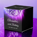 Caja Para Regalos Fiesta de cumpleaños número 70 de la púrpura 60, b<br><div class="desc">Haga que sus huéspedes se sientan como estrellas de la discoteca con nuestra Caja de Favor Disco Ball Purple 60th Birthday Party 70's. Estas cajas de favores son la manera perfecta de enviar a sus amigos y familia a casa con un toque de nostalgia de los años 70 después de...</div>