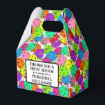 Caja Para Regalos Fiestas de baloncesto globos en blanco gracias<br><div class="desc">Fiesta de pelota de futbol, liga de recetas de fin de temporada, torneo de pickleball gracias favors. Bolso de caja de regalo del fiesta de pickleball festivo para cualquier jugador de pickleball con confetti colorido y globos de pickleball sobre un fondo blanco. Globos azules, rojos, verdes, amarillos, rosados y violetas...</div>
