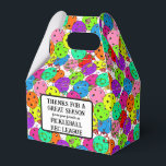 Caja Para Regalos Fiestas de baloncesto globos en blanco gracias<br><div class="desc">Fiesta de pelota de futbol, liga de recetas de fin de temporada, torneo de pickleball gracias favors. Bolso de caja de regalo del fiesta de pickleball festivo para cualquier jugador de pickleball con confetti colorido y globos de pickleball sobre un fondo blanco. Globos azules, rojos, verdes, amarillos, rosados y violetas...</div>