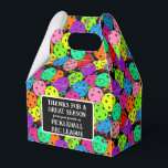 Caja Para Regalos Fiestas de baloncesto globos en negro gracias<br><div class="desc">Fiesta de pelota de futbol, liga de recetas de fin de temporada, torneo de pickleball gracias favors. Bolso de la caja de regalo del fiesta de pickleball festivo para cualquier jugador de pickleball con confetti colorido y globos de pickleball sobre un fondo negro. Globos azules, rojos, verdes, amarillos, rosados y...</div>