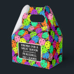 Caja Para Regalos Fiestas de baloncesto globos en negro gracias<br><div class="desc">Fiesta de pelota de futbol, liga de recetas de fin de temporada, torneo de pickleball gracias favors. Bolso de la caja de regalo del fiesta de pickleball festivo para cualquier jugador de pickleball con confetti colorido y globos de pickleball sobre un fondo negro. Globos azules, rojos, verdes, amarillos, rosados y...</div>