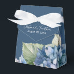 Caja Para Regalos Flores de hidrangea de color azul romántico en la<br><div class="desc">Esta romántica caja de regalo boda presenta un diseño de acuarela floral con hortensias azules sobre un fondo azul marino. Delicados ramos de flores de hortensias se retratan alrededor de la parte inferior.</div>