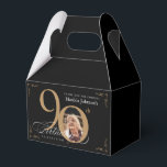 Caja Para Regalos Foto 90th Birthday Gold Personalizado de caligrafí<br><div class="desc">Foto 90th Birthday Gold Black Calligraphy Personalizado Favor Box. Y la elegantemente diseñada invitación especial para la celebración de cumpleaños, con una foto personalizado de la persona de cumpleaños y la caligrafía de escritura con elementos florecientes de época. Lo suficientemente sencillo para adaptarse a una variedad de temas y colores....</div>