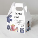 Caja Para Regalos Fotografía Kids Movie Night Birthday Party Gracias<br><div class="desc">¡Haz que la fiesta de cumpleaños de tu hijo sea aún más especial con nuestras cajas de agradecimiento con temática cinematográfica! Estas cajas son perfectas para regalar a los niños que los llenan con refrigerios de cine para añadir a la experiencia del cine. El diseño incluye una foto del niño...</div>