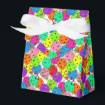 Caja Para Regalos Globos de colores de Fiesta de baloncesto<br><div class="desc">Bolso de caja de regalo del fiesta de pickleball festivo para cualquier jugador de pickleball con confetti colorido y globos de pickleball sobre un fondo blanco. Globos azules, rojos, verdes, amarillos, rosados y violetas hechos con bolas de pickleball. Colorido cumpleaños, aniversario, gracias, fiesta de final de temporada, felicitaciones, bolso de...</div>
