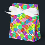 Caja Para Regalos Globos de colores de Fiesta de baloncesto<br><div class="desc">Bolso de caja de regalo del fiesta de pickleball festivo para cualquier jugador de pickleball con confetti colorido y globos de pickleball sobre un fondo blanco. Globos azules, rojos, verdes, amarillos, rosados y violetas hechos con bolas de pickleball. Colorido cumpleaños, aniversario, gracias, fiesta de final de temporada, felicitaciones, bolso de...</div>