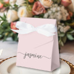 Caja Para Regalos Guión mínimo de nombres de monograma Rubor rosado<br><div class="desc">Girly Feminine Minimalista Simple Limpio Rubor Nombre Monograma Rosa Firma Script Personalizado Caja de Favor Personalizada. Este diseño presenta su nombre de pila en una tipografía con tipografía con tipografía de tipografía con tipografía de tipografía de cola batida a mano (o caligrafía) sobre fondo rosa polvoriento pastel o rosa claro....</div>