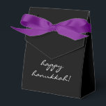 Caja Para Regalos Happy Hanukkah Chanukah Classic Moderno<br><div class="desc">Esta presentación eleva el regalo tradicional del "gelt" de vacaciones,  pequeñas cantidades de dinero o la variedad de chocolate!</div>