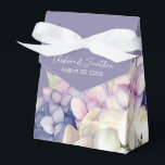Caja Para Regalos Hidrángulos de color morado y blanco sobre lavanda<br><div class="desc">Esta romántica caja de regalo boda presenta un diseño de acuarela floral con hortensias moradas y blancas sobre un fondo de color lavanda. Delicados ramos de flores de hortensias se retratan alrededor de la parte inferior.</div>