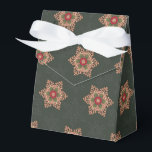 Caja Para Regalos Holly Star Green Favor Box<br><div class="desc">Esta decoración festiva y elegante añade un encanto de antaño a la decoración de tus vacaciones. La estrella de anillo hueco recuerda a un diseño celta. El fondo tiene un diseño sutil de naturaleza y copos de nieve inspirados en las hojas. Los colores y las obras de arte en este...</div>