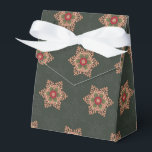 Caja Para Regalos Holly Star Green Favor Box<br><div class="desc">Esta decoración festiva y elegante añade un encanto de antaño a la decoración de tus vacaciones. La estrella de anillo hueco recuerda a un diseño celta. El fondo tiene un diseño sutil de naturaleza y copos de nieve inspirados en las hojas. Los colores y las obras de arte en este...</div>