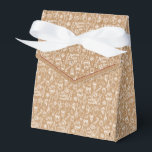 Caja Para Regalos Icono de Ruby Red Kraft para Navidades<br><div class="desc">Caja de favoritas de vacaciones con arco de cinta. La caja está estampada con Navidades de delineado blanco e iconos de invierno. Perfecto para llevar a los fiestas, recibir regalos, productos horneados y más. Diseño impreso con un patrón falso (simulado) de Kraft. El diseño está disponible en una colección de...</div>