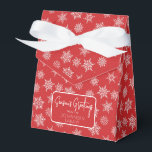 Caja Para Regalos Invierno Navidades de copo de nieve saludo de feri<br><div class="desc">Caja de favores rojo navidades con lazo de cinta y simple etiqueta de saludo de feriado. La caja está estampada con copos de nieve blancos y grises de diferentes tamaños. Perfecto para llevar a los fiestas, recibir regalos, productos horneados y más. El diseño está disponible en una colección de colores...</div>