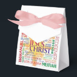 Caja Para Regalos JESUS muchos nombres<br><div class="desc">Una hermosa cinta rosa y caja de regalo de favores blancos que tiene escritos los muchos nombres de JESUS CRISTO. Esta caja de regalo es ideal para Bodas y otras celebraciones como Navidades (cumpleaños de Jesús) o cumpleaños,  Amén!</div>