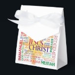 Caja Para Regalos JESUS muchos nombres<br><div class="desc">Una hermosa cinta rosa y caja de regalo de favores blancos que tiene escritos los muchos nombres de JESUS CRISTO. Esta caja de regalo es ideal para Bodas y otras celebraciones como Navidades (cumpleaños de Jesús) o cumpleaños,  Amén!</div>