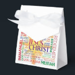 Caja Para Regalos JESUS muchos nombres<br><div class="desc">Una hermosa cinta rosa y caja de regalo de favores blancos que tiene escritos los muchos nombres de JESUS CRISTO. Esta caja de regalo es ideal para Bodas y otras celebraciones como Navidades (cumpleaños de Jesús) o cumpleaños,  Amén!</div>