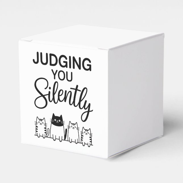Caja Para Regalos JUDGING YOU Silently (Costado Anverso)