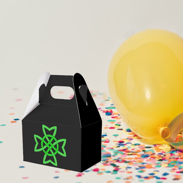 Caja Para Regalos Knot celta verde irlandesa (Bright green Irish Celtic knot abstract design on black party favor gift box.)