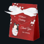 Caja Para Regalos Kokeshi Doll White Red Birday Gracias<br><div class="desc">Una linda muñeca kokeshi con un kimono blanco con mariposas rojas. Con flores blancas de cerezo en un brillante fondo rojo y un personalizado agradeciendo texto de cumpleaños para los cumpleaños de los chicas.</div>
