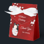 Caja Para Regalos Kokeshi Doll White Red Birday Gracias<br><div class="desc">Una linda muñeca kokeshi con un kimono blanco con mariposas rojas. Con flores blancas de cerezo en un brillante fondo rojo y un personalizado agradeciendo texto de cumpleaños para los cumpleaños de los chicas.</div>