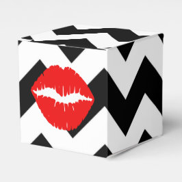 Caja Para Regalos Labios rojos sobre zigzag blanco y negro