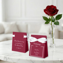 Lazo blanco elegante y letra cursiva en rojo borgo