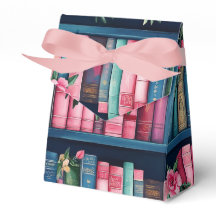 Libros rosas y azules y flores en estantería