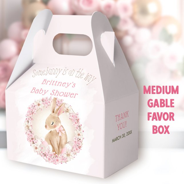 Caja Para Regalos Media Baby Shower de Chica rosa de conejito blanco (Spring Bunny Pink Medium Gable Favor Box - You can choose from 3 sizes of these gable favor boxes.)