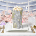 Caja Para Regalos Menorahs elegante<br><div class="desc">Hanukkah Elegant Menorahs, favorece a los huéspedes. ¡Llénalos con palomitas de maíz o un regalo! Añade texto en cualquier lugar de la caja usando tu color de fuente, estilo y tamaño favorito! ¡Disfrútalo! Estilo: Las cajas favoritas de palomitas de 3, 75" x 3, 5" x 7, 5" son tan únicas...</div>