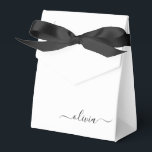Caja Para Regalos Monograma del guión de la cuna blanca negra modern<br><div class="desc">Monograma Purpurina de espuma blanca y negra Añadir su propio nombre Papel Fiesta Cajas de regalo Esto hace que el dulce perfecto de 16 cumpleaños, boda, ducha de novia, aniversario, ducha de bebé o regalo de soltera para alguien que ama el lujo de los glam y los estilos de moda....</div>