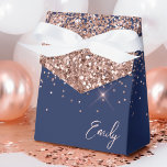 Caja Para Regalos Monograma del Purpurina azul de la Marina Rosa de<br><div class="desc">Oro Rosa - Rubor Pink and Navy Blue Sparkle Purpurina Monograma Nombre y Cajas de Regalo de Fiesta de Papel Inicial Esto hace el dulce perfecto cumpleaños 16, boda, ducha de novia, aniversario, ducha de bebé o regalo de soltera para alguien que ama el lujo de los glam y los...</div>