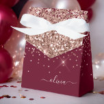 Caja Para Regalos Monograma del Purpurina de oro rosa de Rubor en Bo<br><div class="desc">Oro Rosa - Rubor Pink and Burgundy Sparkle Purpurina Monograma Nombre y Cajas de Regalo de Fiesta de Papel Inicial Esto hace que el dulce perfecto 16 cumpleaños, boda, ducha de novia, aniversario, ducha de bebé o regalo de soltera para alguien que ama el lujo de los glam y los...</div>