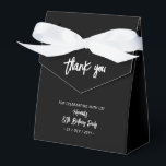 Caja Para Regalos Negro y Blanco | Agradecimiento de cumpleaños núme<br><div class="desc">Agradece a tus invitados con esta caja personalizada de regalo para una fiesta de cumpleaños. Este diseño presenta elegante letra de pincel "Gracias" "La fiesta de cumpleaños número 80 de tu nombre". Esta caja de regalo personalizada añadirá un toque personal a tus celebraciones especiales. Las invitaciones y suministros para fiestas...</div>