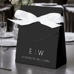 Caja Para Regalos Nombre de monograma Minimalista moderno blanco neg<br><div class="desc">Elevar los favores de su evento con nuestro Clásico Elegante Moderno Monograma Minimalista Favor Box. Diseñadas meticulosamente, estas cajas de favores combinan perfectamente la sofisticación atemporal con el minimalismo contemporáneo, convirtiéndolos en una adición elegante y memorable a tu celebración. Diseñadas con precisión y atención a los detalles, estas cajas son...</div>