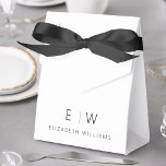 Caja Para Regalos Nombre de monograma Minimalista moderno blanco neg<br><div class="desc">Elevar los favores de su evento con nuestro Clásico Elegante Moderno Monograma Minimalista Favor Box. Diseñadas meticulosamente, estas cajas de favores combinan perfectamente la sofisticación atemporal con el minimalismo contemporáneo, convirtiéndolos en una adición elegante y memorable a tu celebración. Diseñadas con precisión y atención a los detalles, estas cajas son...</div>