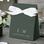 Caja Para Regalos Nombre de monograma Minimalista moderno verde oscu<br><div class="desc">Elevar los favores de su evento con nuestro Clásico Elegante Moderno Monograma Minimalista Favor Box. Diseñadas meticulosamente, estas cajas de favores combinan perfectamente la sofisticación atemporal con el minimalismo contemporáneo, convirtiéndolos en una adición elegante y memorable a tu celebración. Diseñadas con precisión y atención a los detalles, estas cajas son...</div>