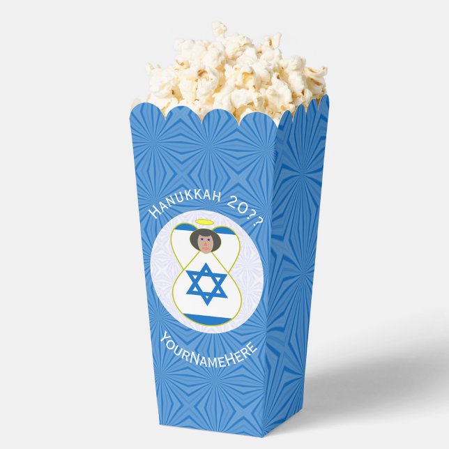 Caja Para Regalos Palomitas personalizadas con la bandera israelí de (Personalized popcorn favor box for Hanukkah. Angel wearing Israeli Flag inside white circle on blue.)