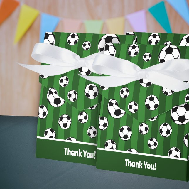 Caja Para Regalos Patrón de pelota de fútbol infantil en franjas ver (Subido por el creador)