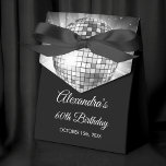 Caja Para Regalos Pelota Disco de 70 años de la fiesta de cumpleaños<br><div class="desc">Eleva tu celebración de cumpleaños número 60 con nuestra caja de regalo Disco Ball de la fiesta de cumpleaños número 70 de Silver 60th, diseñada para añadir un toque de sofisticación y estilo retro a tu bash de hitos. En una brillante sombra de plata, esta caja de regalo desprende elegancia...</div>