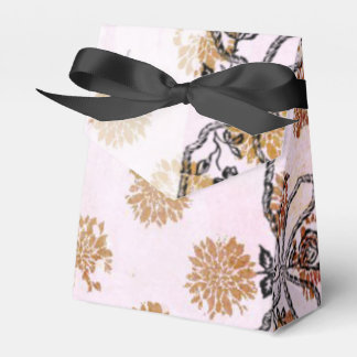 Caja Para Regalos Peonias de otoño tonos rosados y un lazo negro