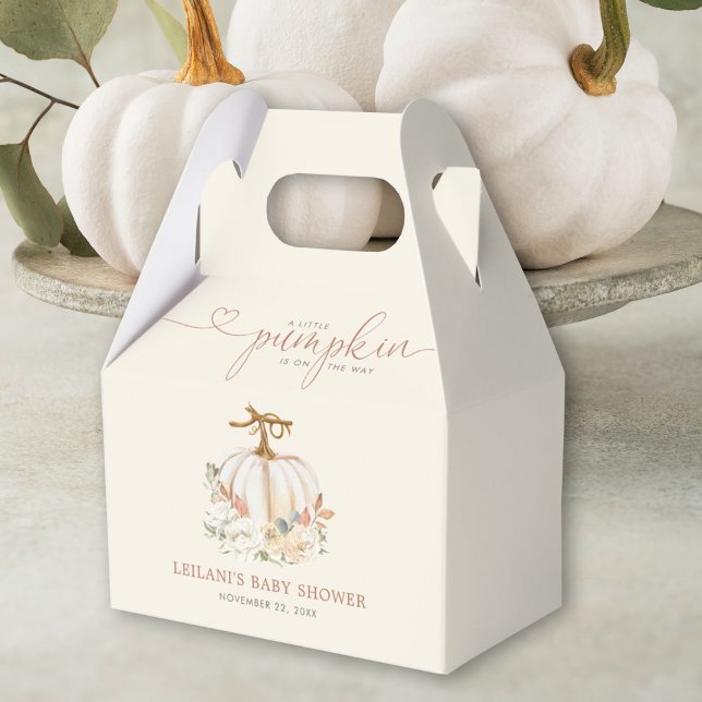 Caja Para Regalos Pequeña calabaza de Baby Shower otoñal (Autumn is in the air with this little pumpkin on the way fall floral baby shower favor box.)