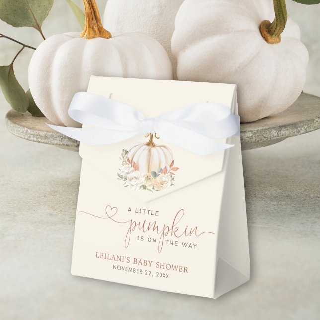 Caja Para Regalos Pequeño Baby Shower ruso de calabaza (Autumn is in the air with this little pumpkin on the way fall floral baby shower favor tent.)