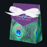 Caja Para Regalos Plum Purple Peacock Boda<br><div class="desc">Elegante plum morado y vibrante esmeralda verde,  azul real y azul verde azulado plumas de plumas de pavo real caja de favores. Puede añadir texto en el estilo de letra,  tamaño y color de su elección en esta hermosa caja de favores de la boda púrpura de ciruela.</div>