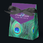 Caja Para Regalos Plum Purple Peacock Boda<br><div class="desc">Elegante plum morado y vibrante esmeralda verde, azul real y azul verde azulado plumas de plumas de pavo real caja de favores. Puede cambiar el color de la proa, añadir texto en el estilo de letra, tamaño y color de su elección en esta hermosa caja de favores de la boda...</div>