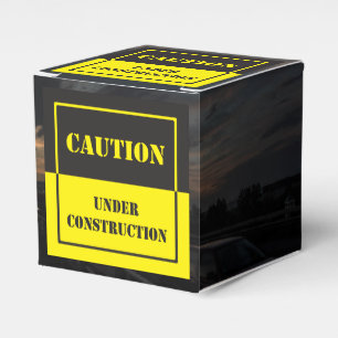 Caja Para Regalos precaución bajo muestra de la construcción