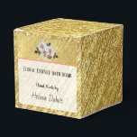 Caja Para Regalos Producto de la bomba de personalizado de oro y bañ<br><div class="desc">Cajero de regalo de lujo de estilo dorado y estampado para empaquetar bombas de baño u otros productos caseros. Flor blanca bonito y follaje sobre el velum lucen doble fondo dorado y terciopelo blanco para facilitar ver el texto. El texto es totalmente editable, sólo tienes que hacer clic en "Personalizar"...</div>