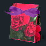 Caja Para Regalos Regalo de Flor de Rosa Roja Romántica<br><div class="desc">Jardín Vintage de Rosa Roja Romántica. Rosal de Rosas Rojas. Magníficas Rosas Rojas florecen todo el verano. Hermoso regalo para amante de las flores.</div>