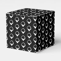Regalo negro con nevadas blancas