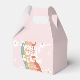 Caja Para Regalos Retro Arcoíris Joven Salvaje Tres Daisy Cumpleaños